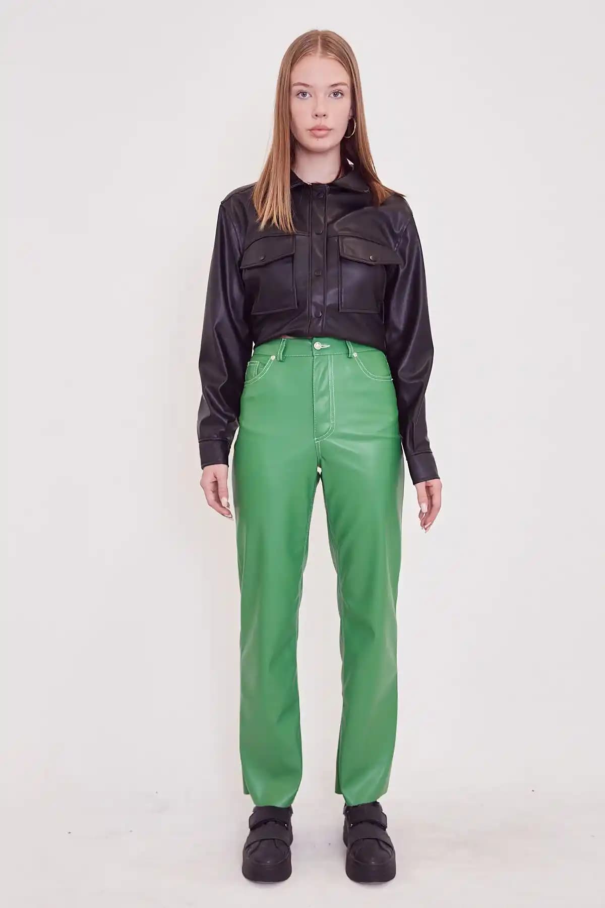 Yeşil Deri Pantolon Modasında Güncel Trendler ve Stil İpuçları