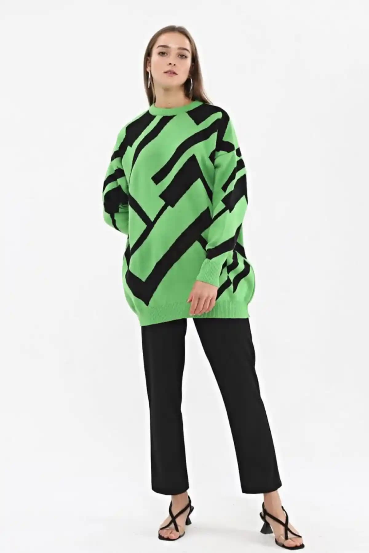 Yeşil ve Siyah Kazaklar Moda Dünyasında Kendinizi İfade Etmenin Şık Yolu