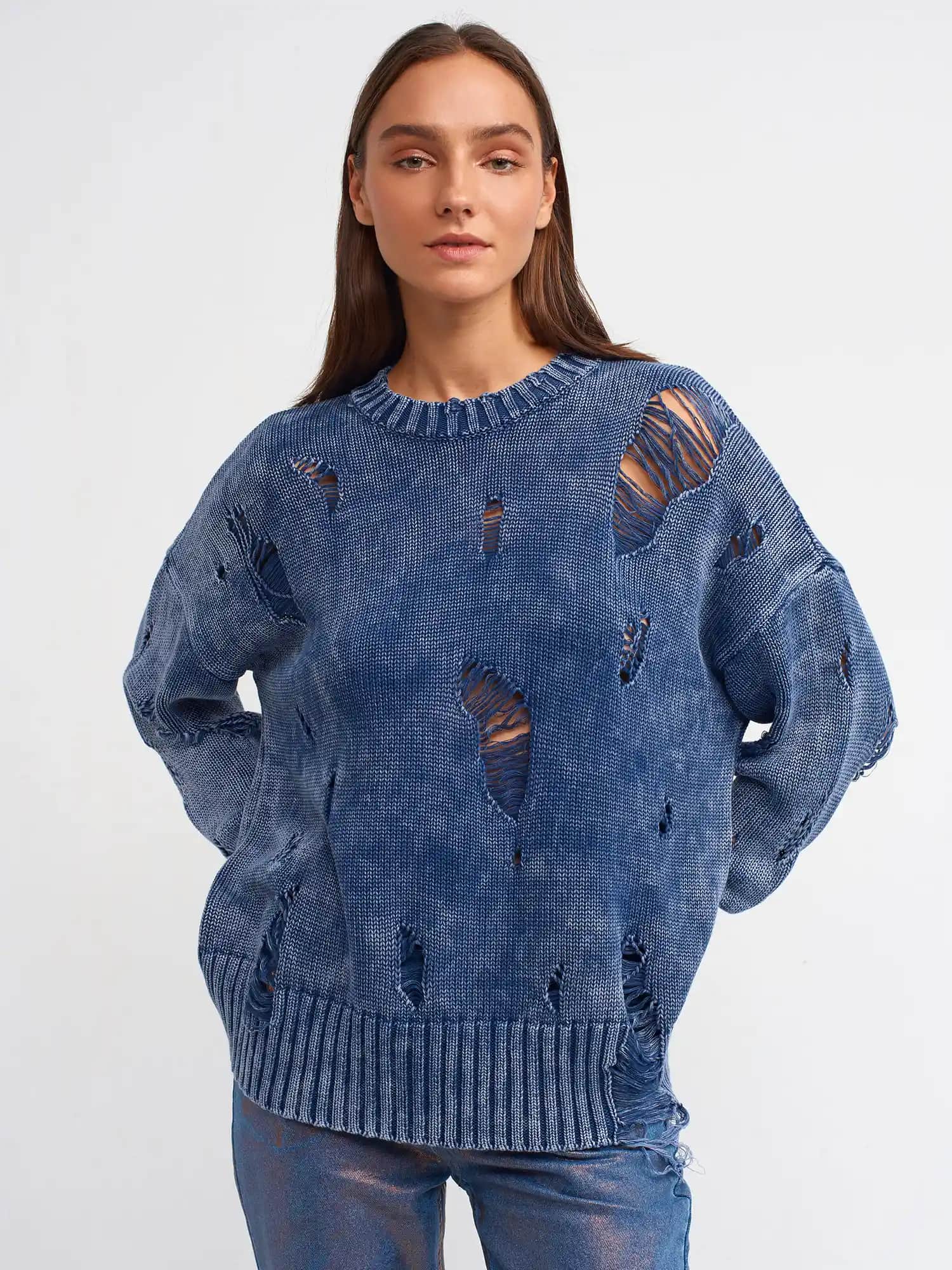 Yırtık Kazak Modelleri ve Moda Dünyasında Rahatlık ile Şıklığın Buluşması