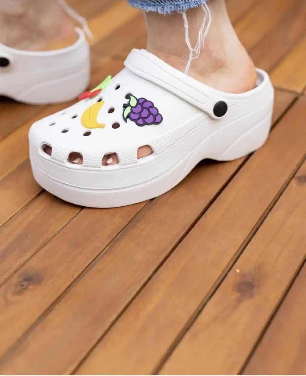 Yüksek Taban Crocs Terliklerle Moda Dünyasında Fark Yaratmanın Yolları ve Stil İpuçları