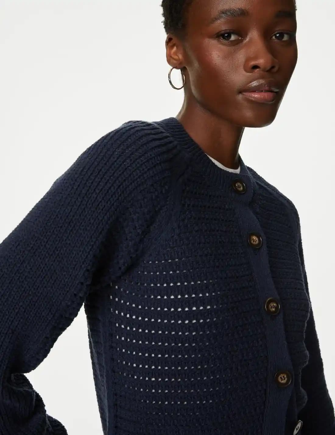 Yuvarlak Yaka Hırka Modada Zamansız Şıklık ve Güncel Trendler