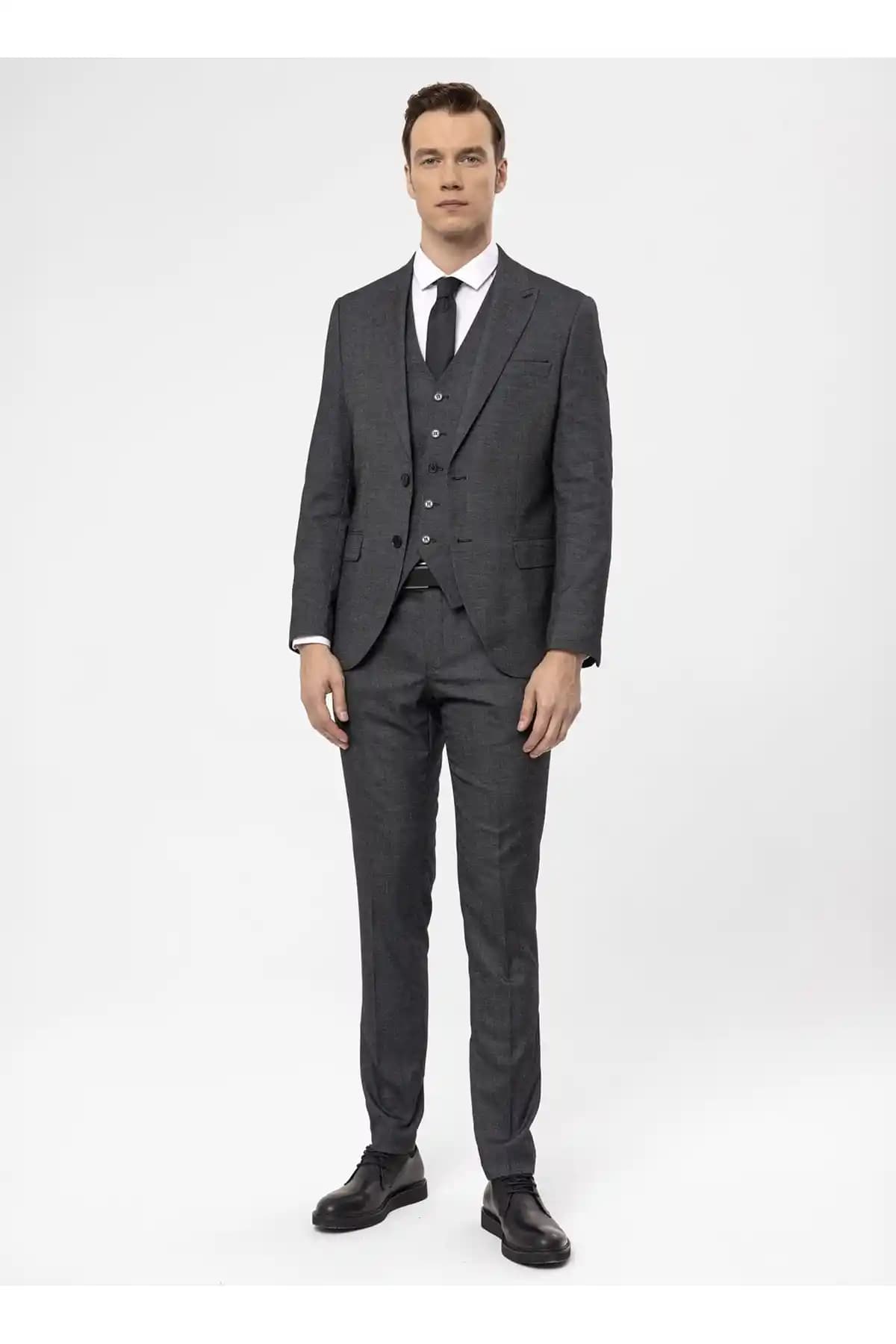 Zayıf Erkekler İçin Takım Elbise Seçimi ve Stil İpuçları Günümüz Moda Trendleriyle Uyumlu