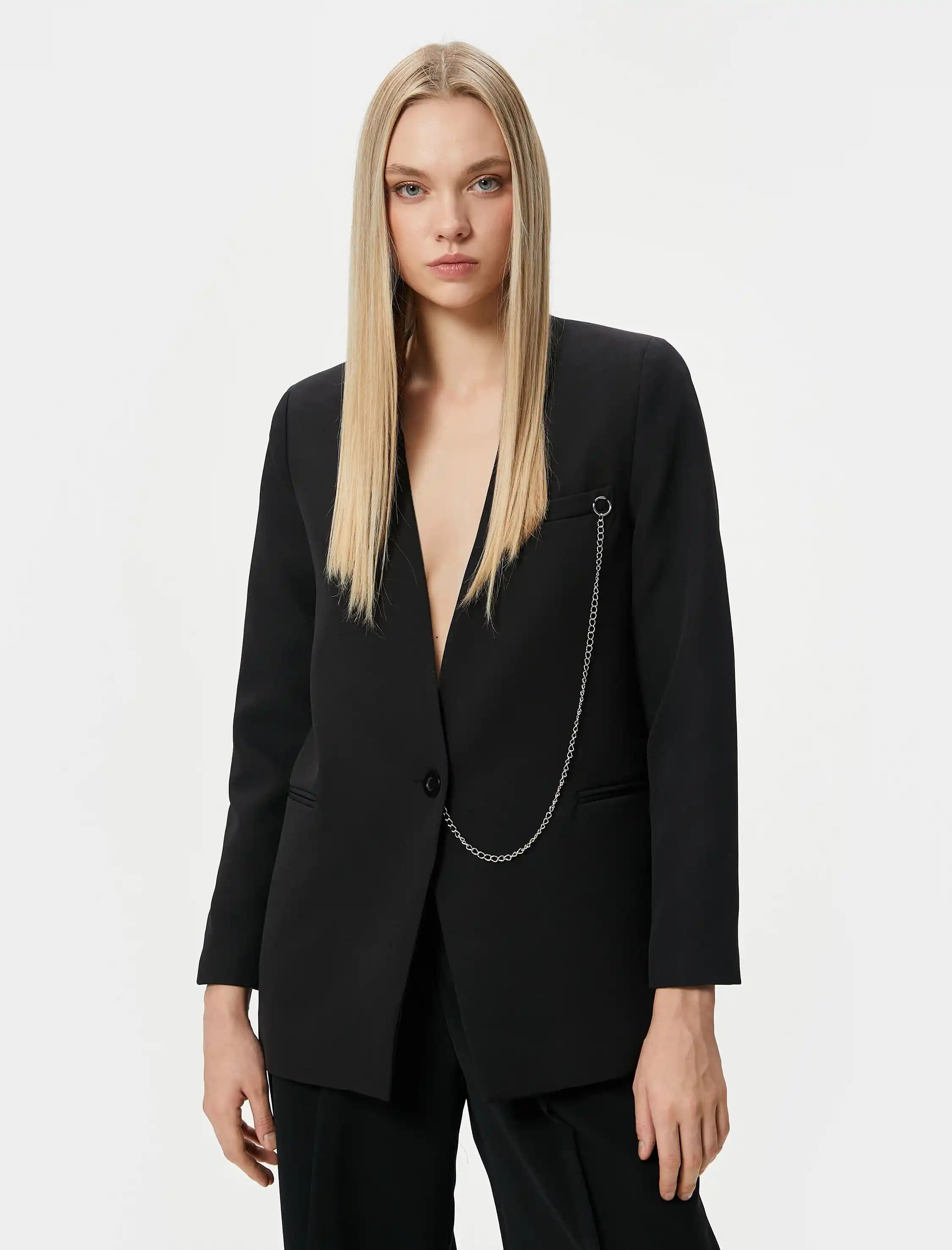 Zincir Detaylı Blazer Ceketler: Modern Kadınların Şıklık ve Özgünlük Simgesi