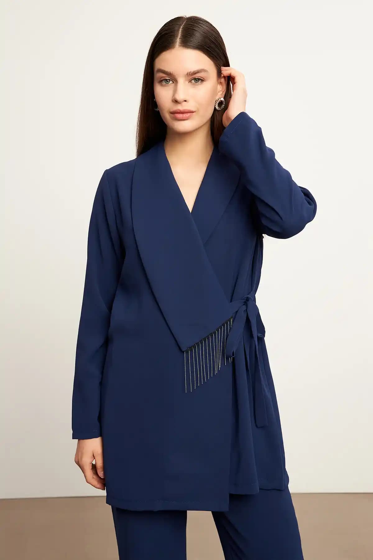 Zincir Detaylı Ceket Takımlarının Moda Dünyasındaki Yeri ve Trendleri