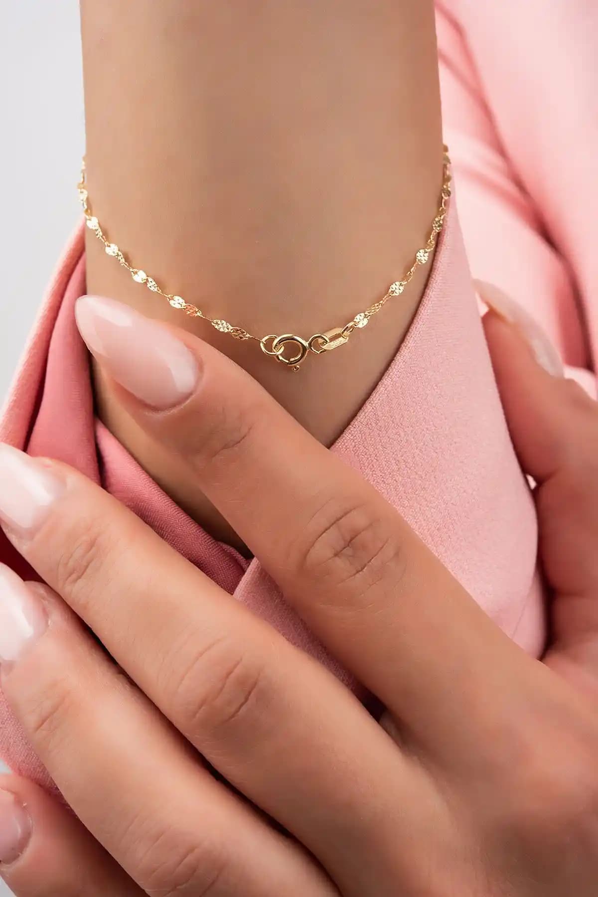 Zincirli Bileklikler: Moda Dünyasında Şıklık ve Özgünlük İçin En Güncel Trendler