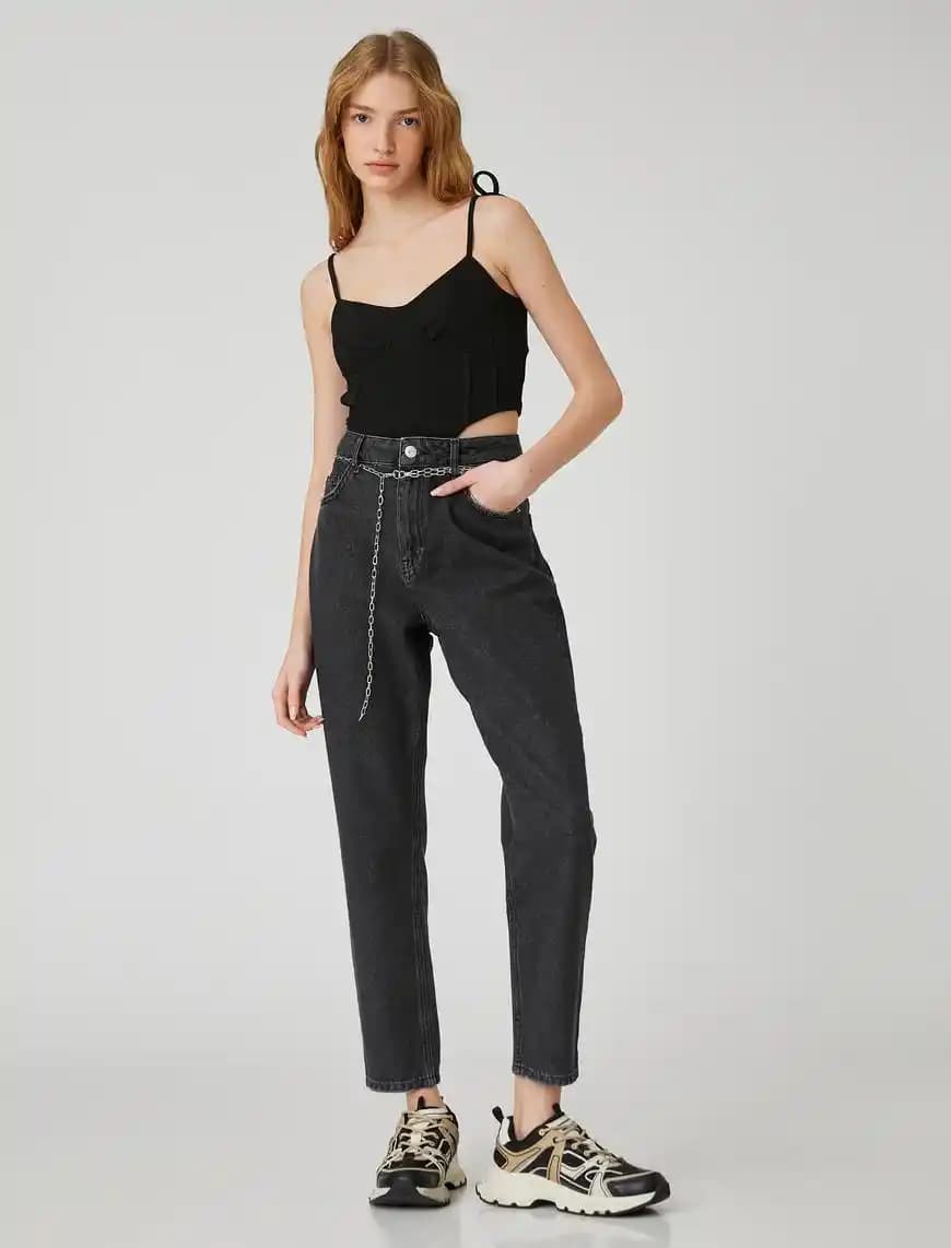 Zincirli Kot Pantolonlar: Modern ve Cesur Tasarımlarla Moda Dünyasında Fark Yaratın