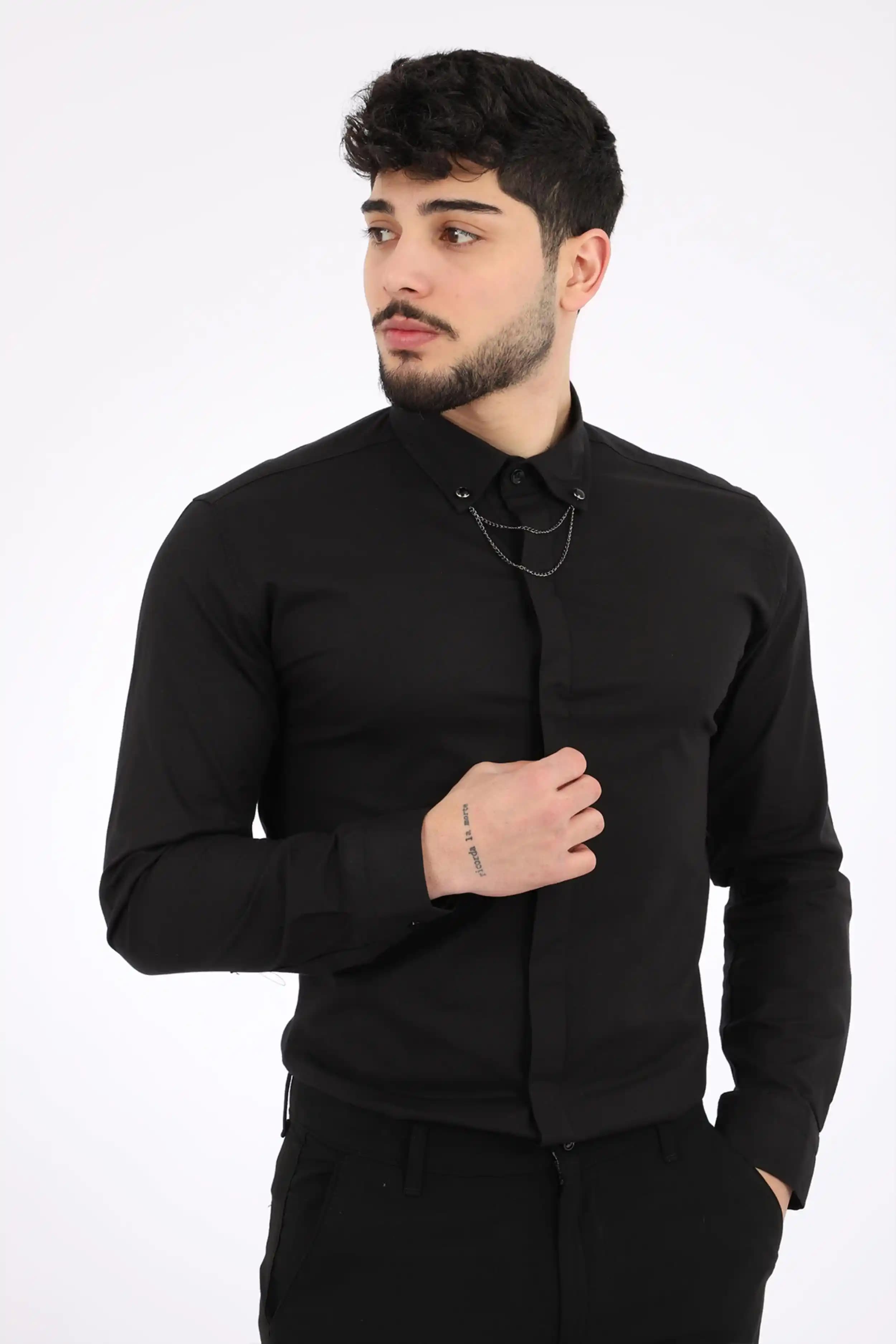 Zincirli Siyah Gömlekler Moda Dünyasında Cesur ve Şık Bir Seçenek Olarak Öne Çıkıyor
