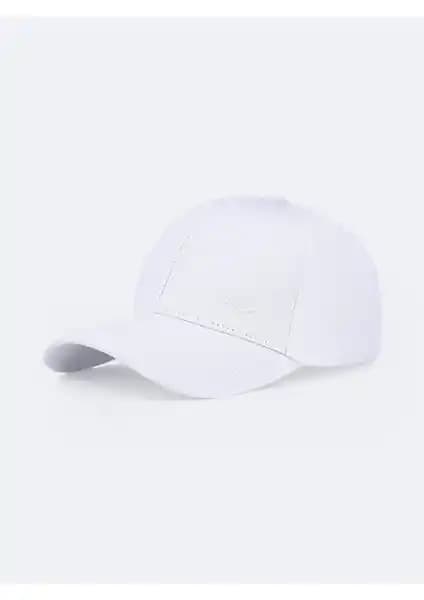 LTB Beyaz Şapka ile Ucla Nakışlı Mavi Beyzbol Kepi: Malzeme ve Tasarım Karşılaştırması