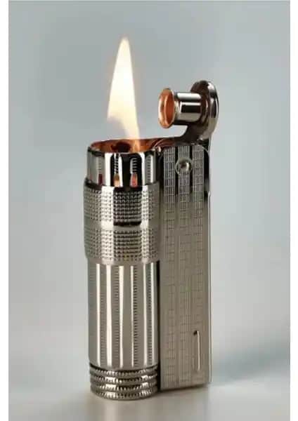 Dayanıklı Rüzgar Koruma Sistemli Benzinli Muhtar Çakmağı Güçlü Gri Tasarımıyla Öne Çıkar