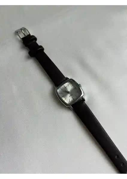Quartz Aura Minimal Vintage Kadın Kol Saati Şıklık ve Modernliği Bir Arada Sunar