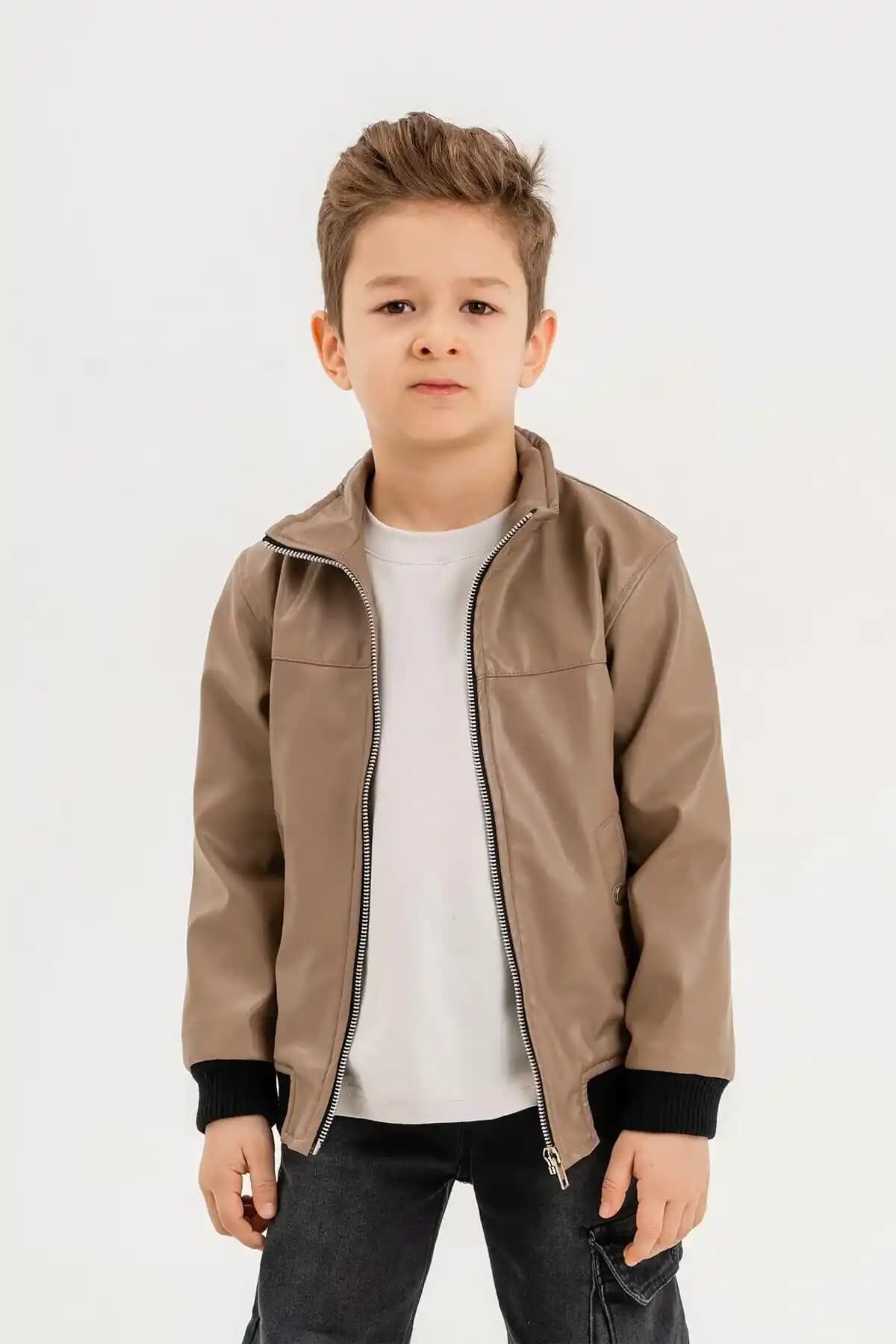 13 Yaş Erkekler İçin Deri Ceket Seçimi ve Moda Trendleri Hakkında Kapsamlı Rehber