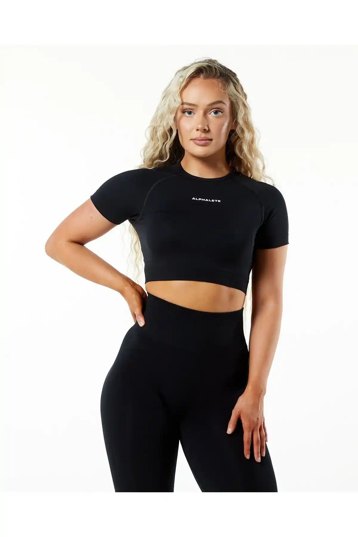 ALPHALETE Gymtutkum Alp Crop: Modern ve Şık Spor ve Günlük Kullanım Kıyafeti