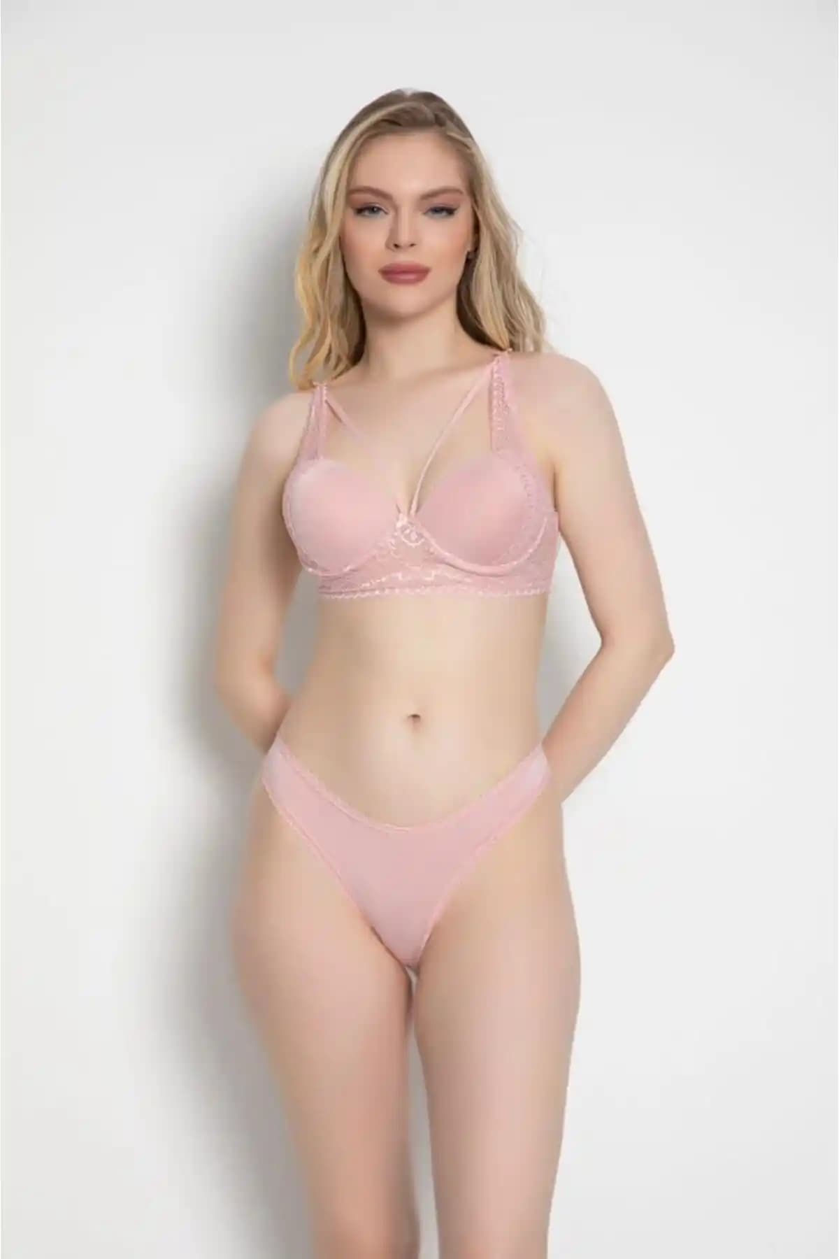 Brusq Balkonet Sütyen Takımı: Şıklık ve Konfor Sunan Kadın İç Giyim Ürünü