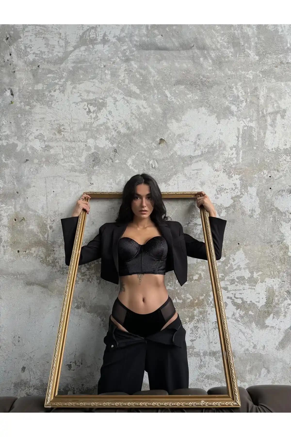 Cansoy Eros Kadife Siyah Bustiyer Takım: Şıklık ve Konforun Modern Buluşması