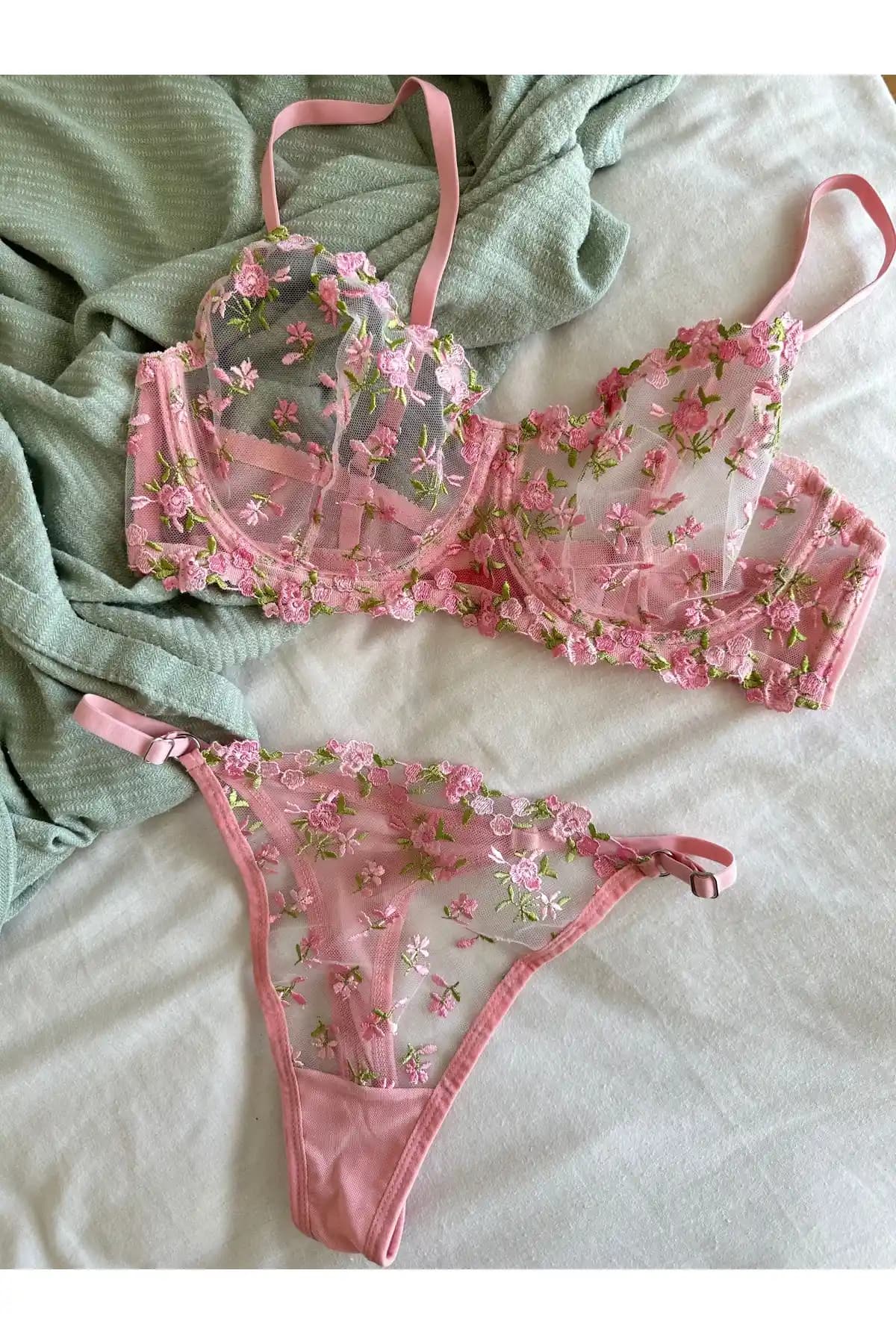 Dem Merys Büyük Beden Pembe Çiçekli C Kap Sütyen Takımı Şıklık ve Konfor Sunan Modern Tasarım