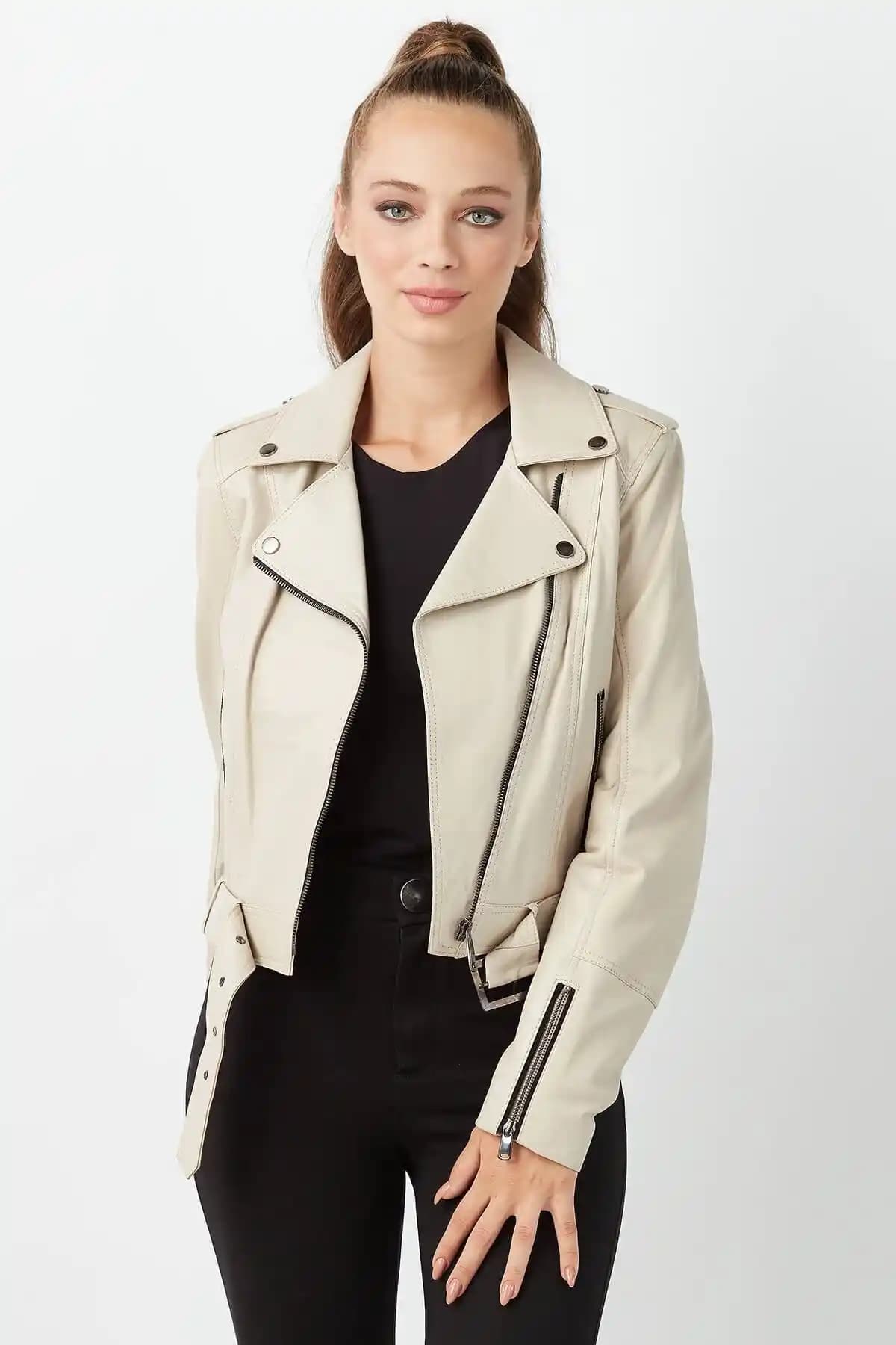 Deriza Hakiki Deri Kadın Montu: Şık ve Fonksiyonel Motorcu Giyim Parçası