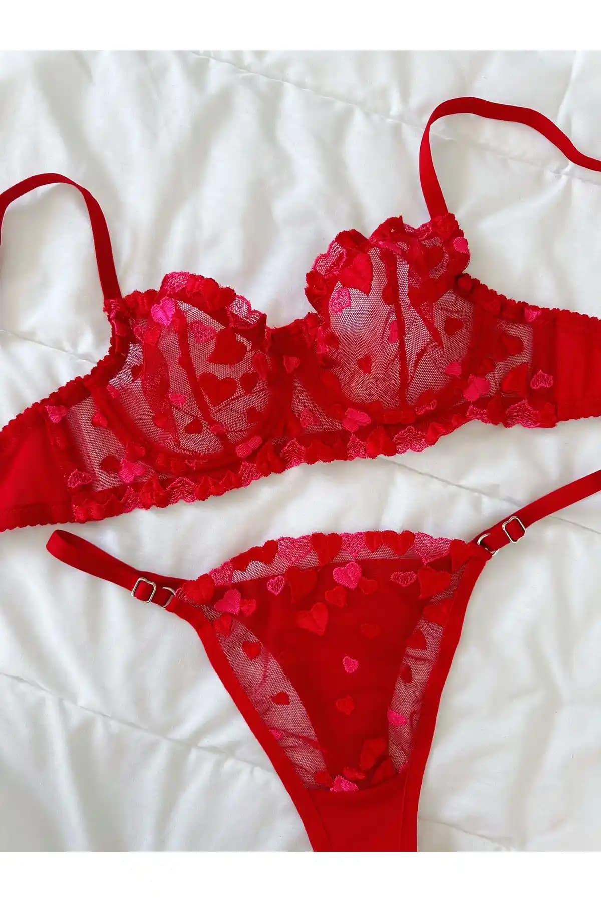 Feruzdesign Shay Kırmızı Kalpli Bralet Takımı: Şıklık ve Konforu Bir Arada Sunan Tasarım