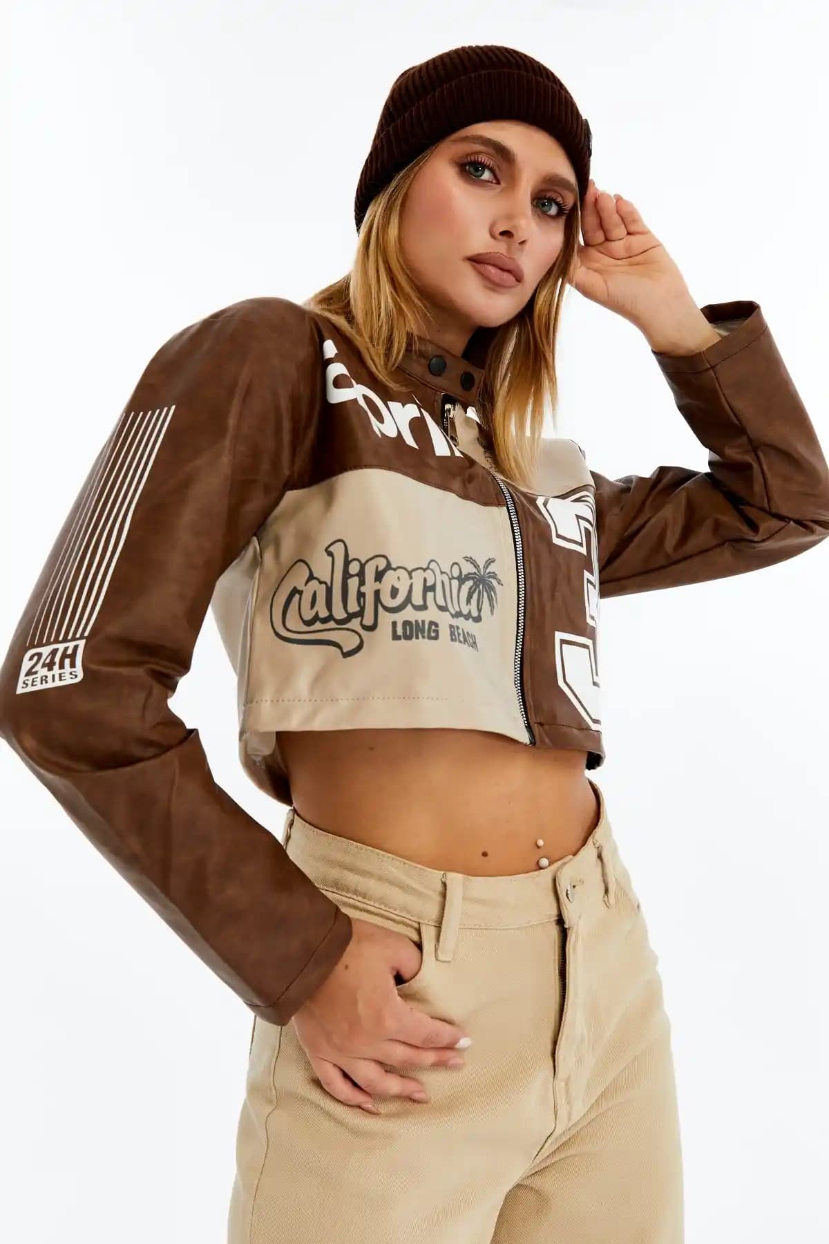 Kadın Crop Deri Ceket Modelleri Modern ve Renkli Tasarımlarla Şıklık Yaratır