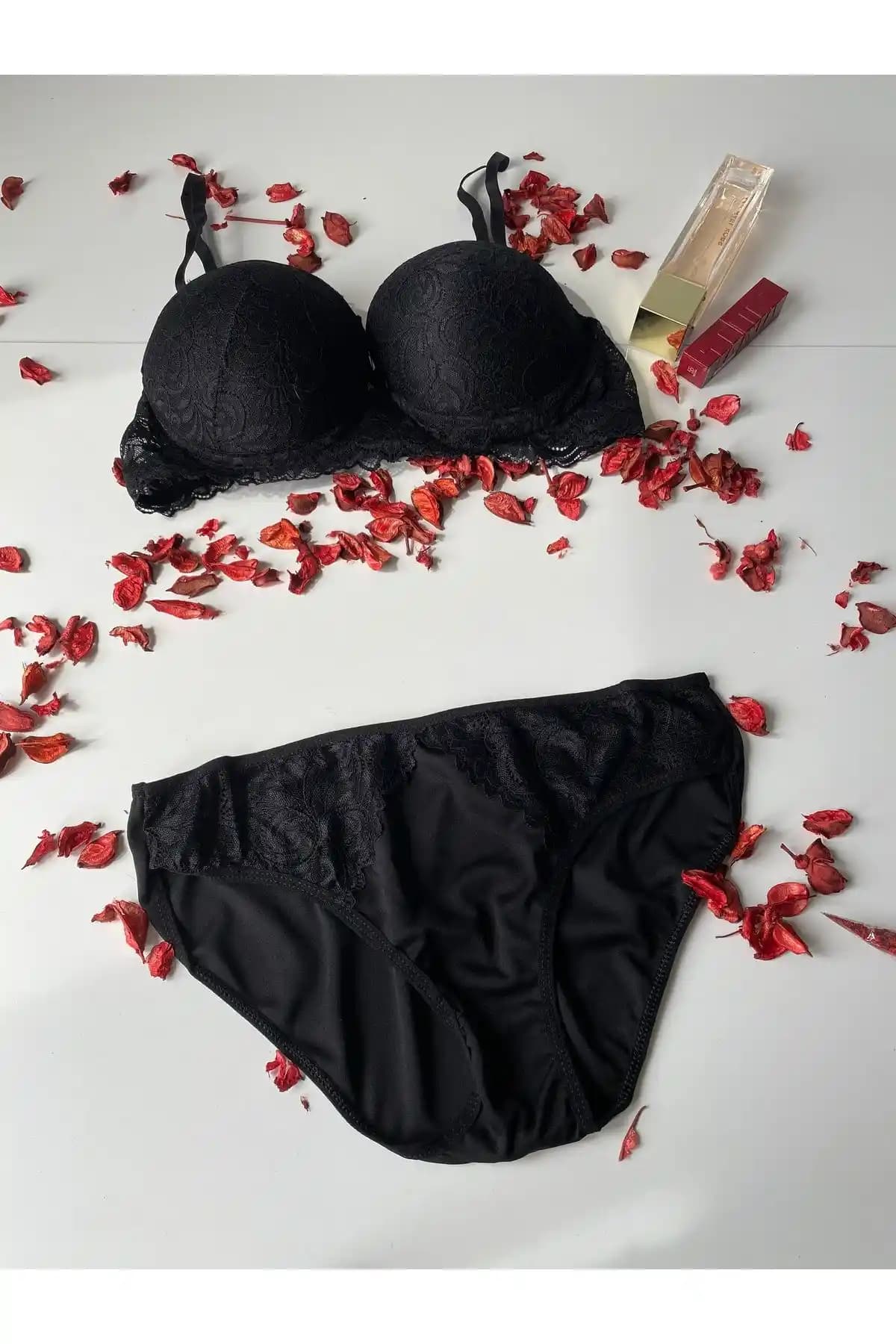 Kadın Siyah Büyük Beden Çift Parçalı Dantelli Sütyen Takımı – Estetik ve Konfor Bir Arada