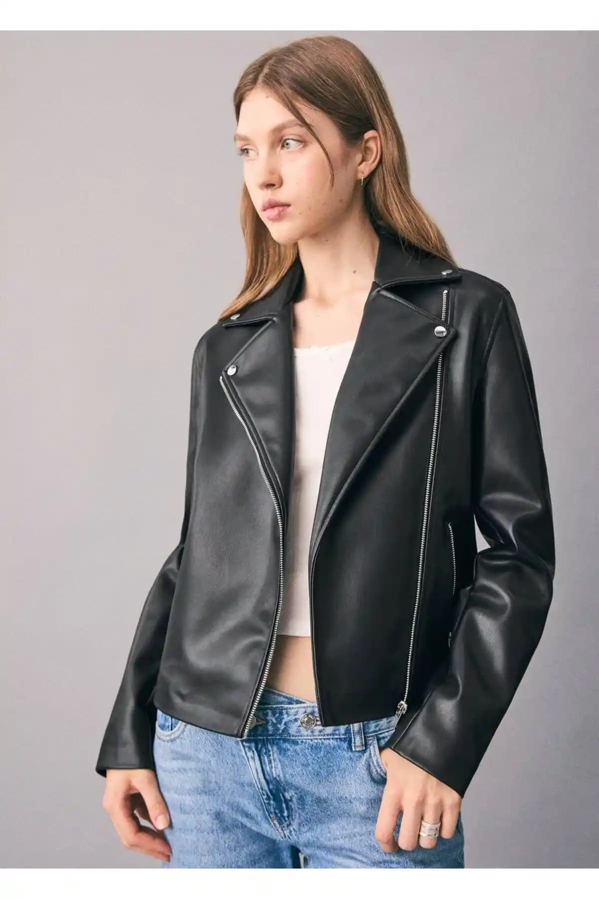 MANGO Teen Motorcu Tarz Ceket: Modern ve Şık Genç Dış Giyim Seçeneği