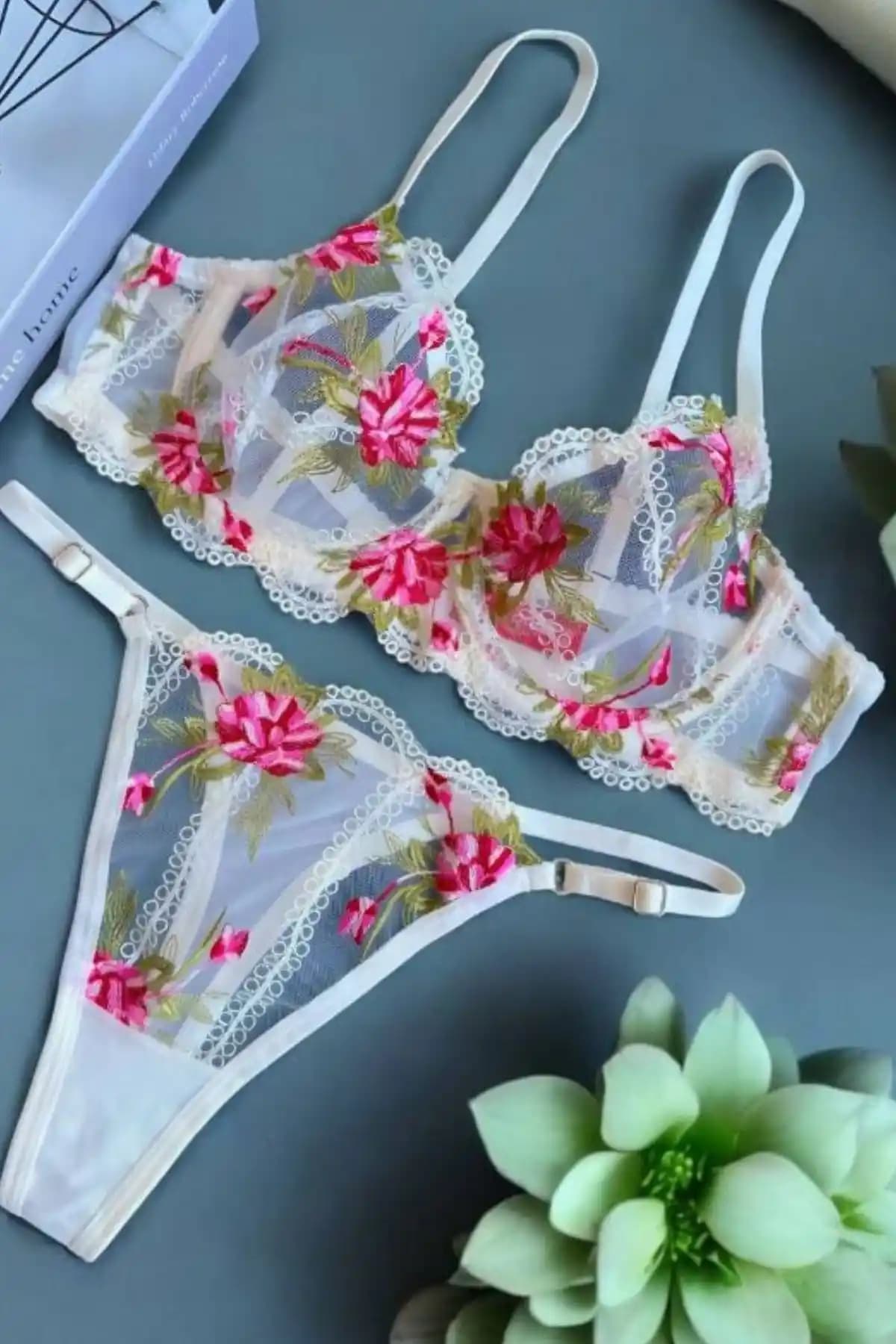 Moldina Büyük Beden Beyaz Çiçekli Brode Sütyen Takımı Şıklık ve Konforun Buluşması