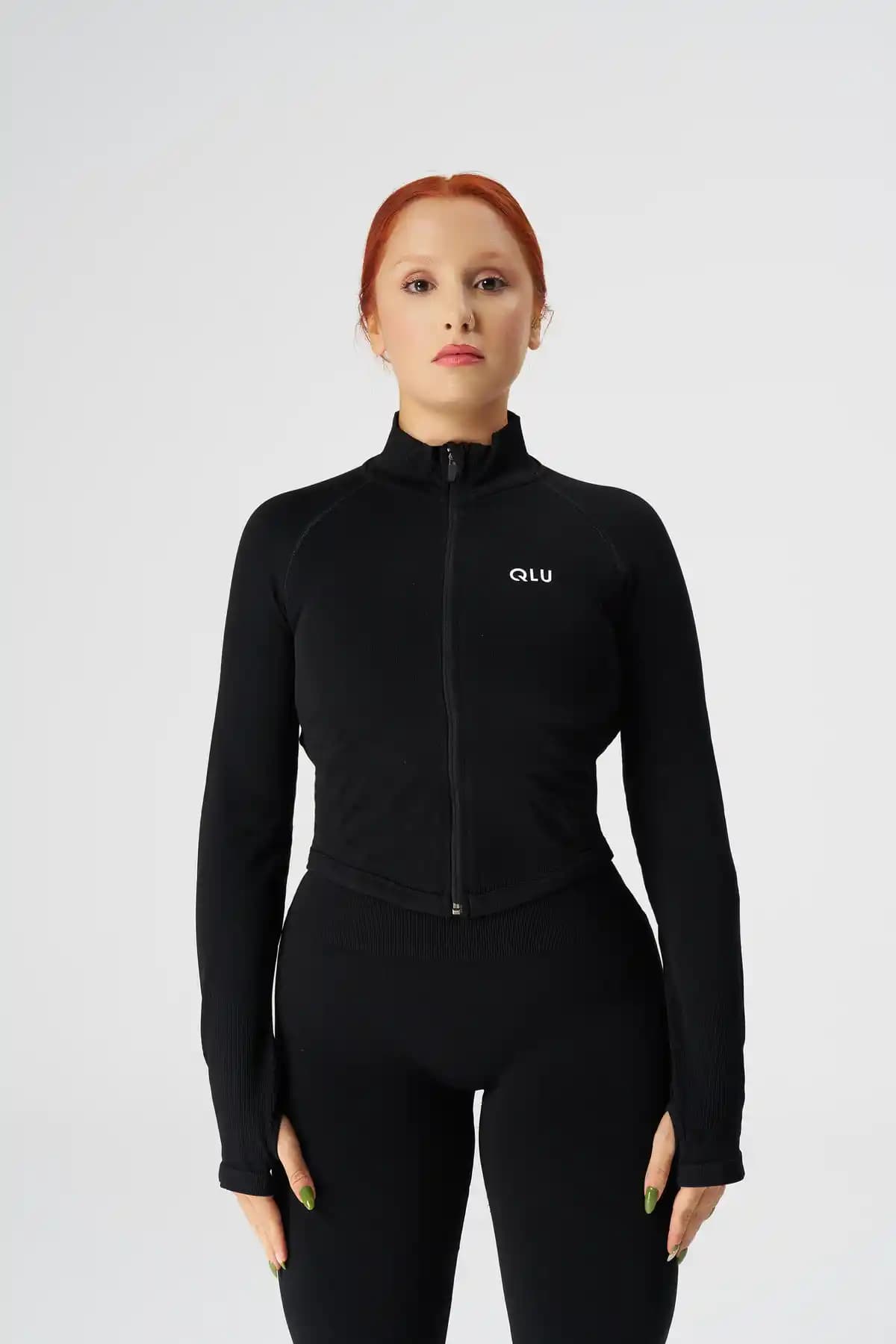 Qlu'nun Siyah Seamless Crop Top: Günlük Şıklık ve Konfor Sunan Modern Tasarım