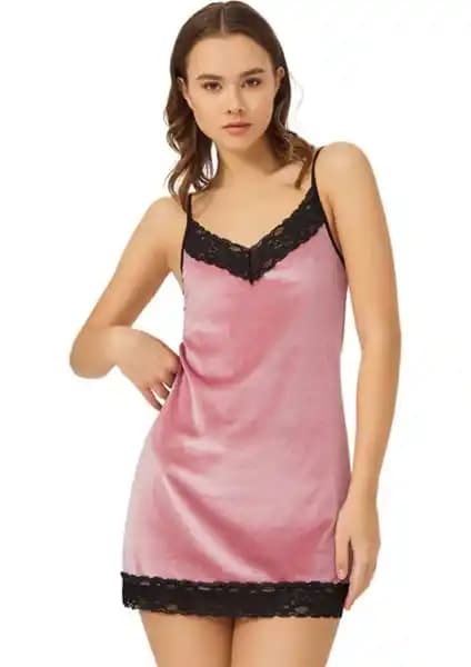 Cottonhill Pudra Kadife ve Merry See Yanlardan Bacak Dekolteli Dantel Gecelik Karşılaştırması