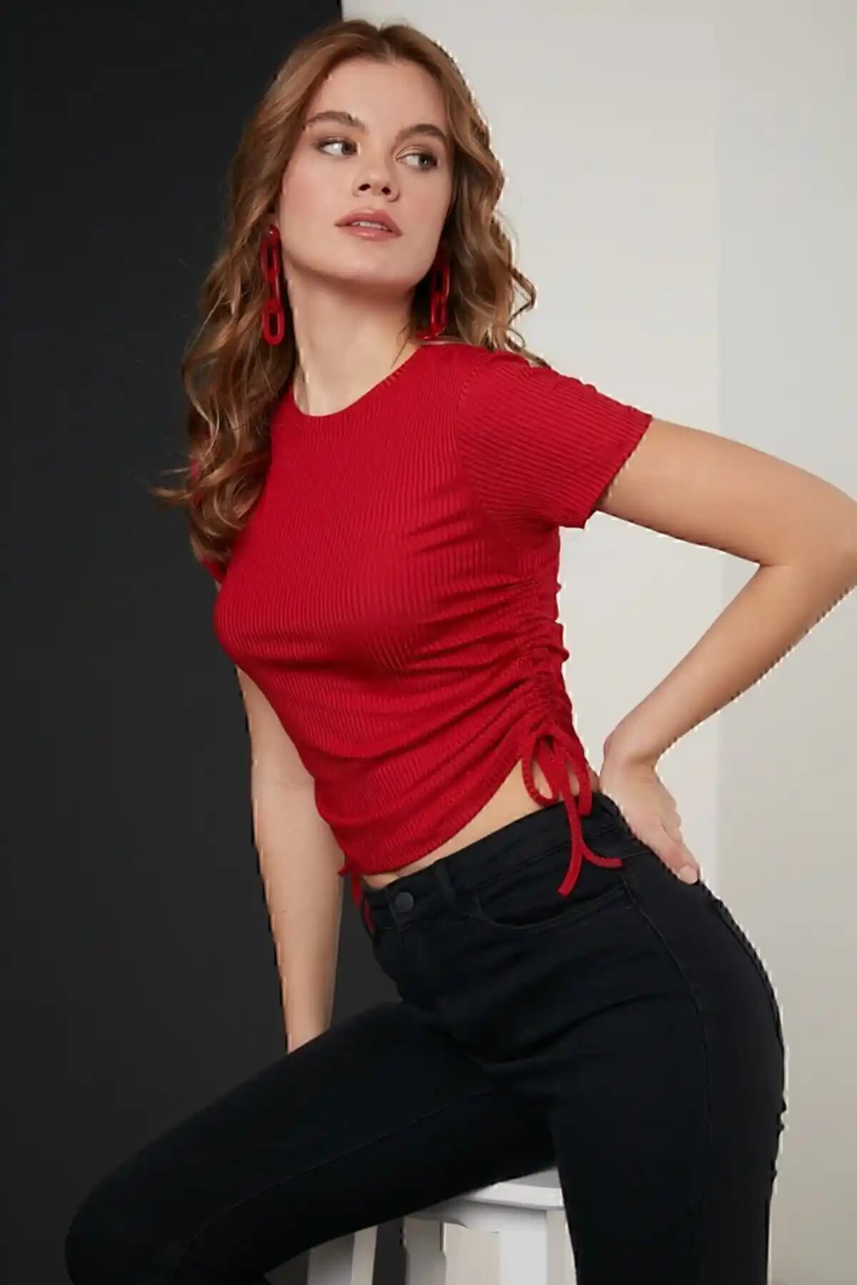 Lela Yanlardan Büzgülü Kısa Kollu Crop Kaşkorse Bluz ile Modern ve Rahat Şıklık