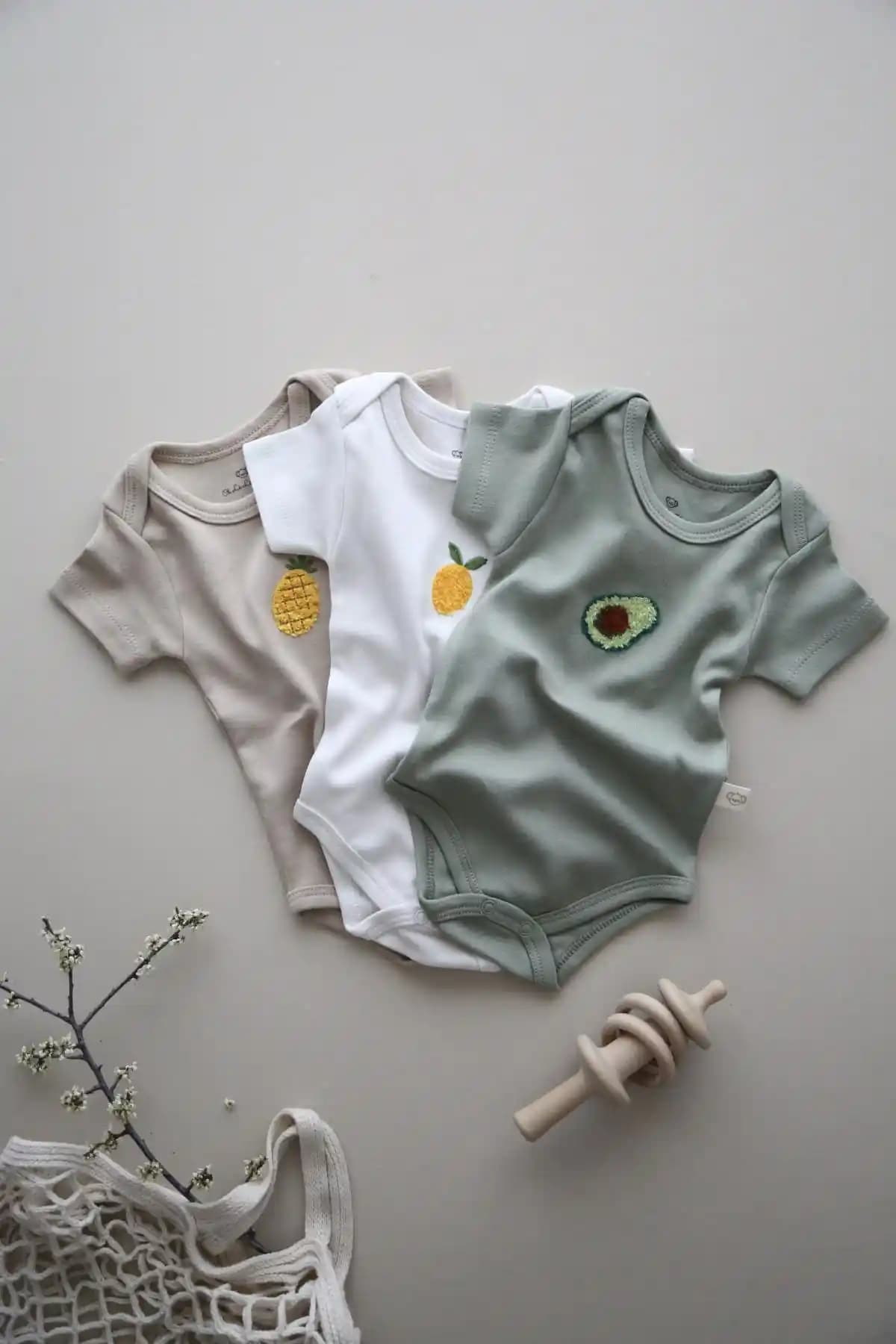 OhlalaKoala 3'lü Nakışlı Çıtçıtlı Kısa Kollu Body Zıbın Modeli ile Bebek Konforu