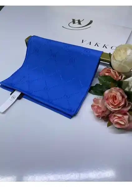 Vakko Eşarp: Zarif Tasarım ve Konforu Bir Arada Sunan Kadın Aksesuarı