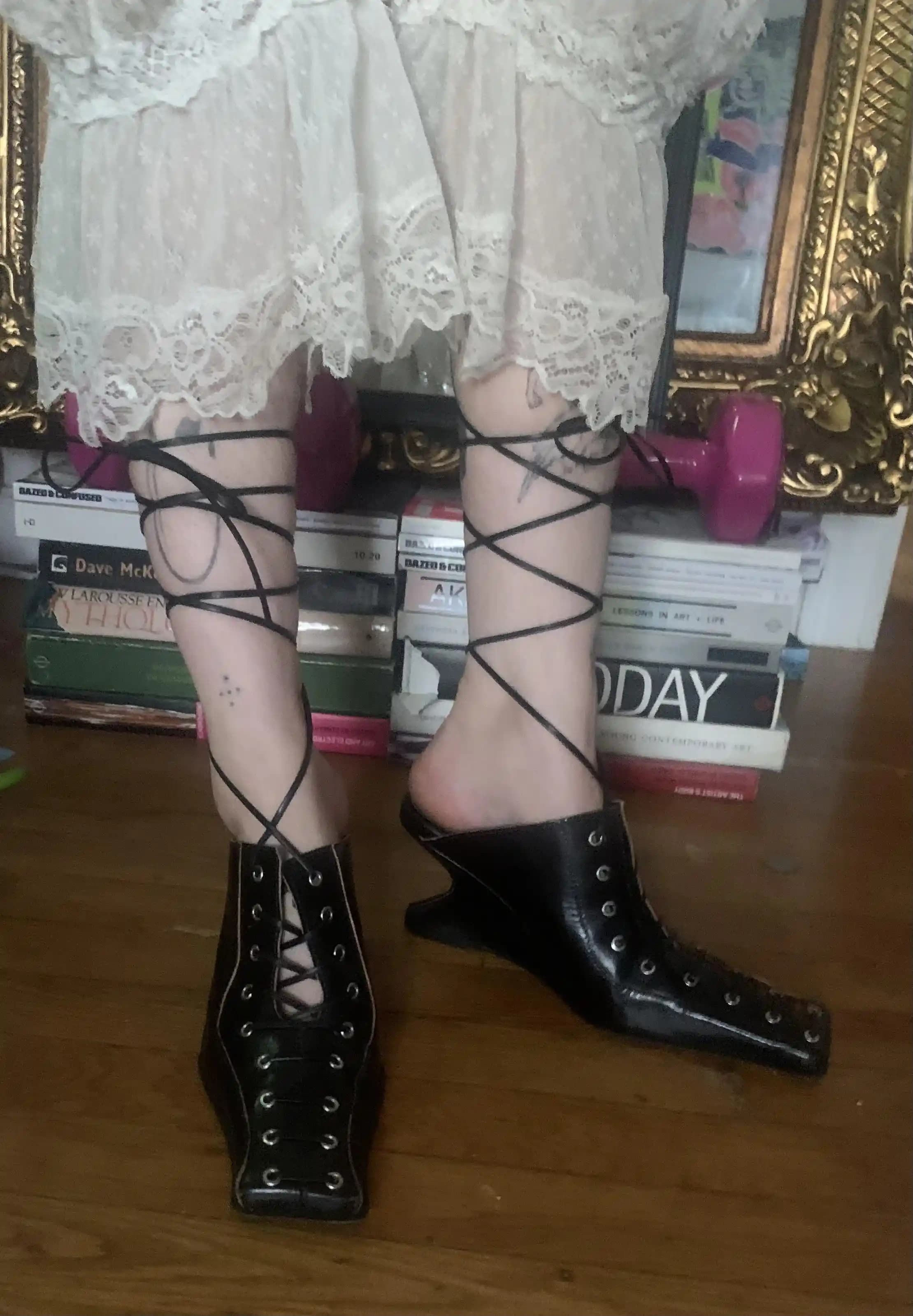 Avant-Garde Ayakkabı Tasarımları: Estetik, Konfor ve Moda Dünyasındaki Tartışmalar