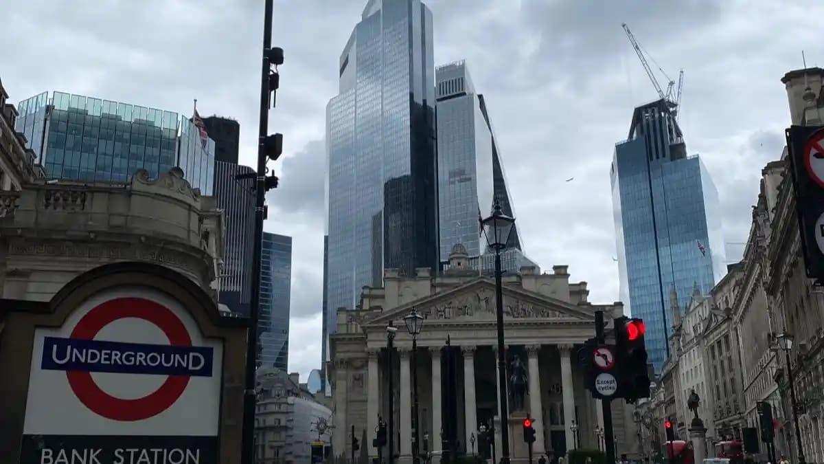 Birleşik Krallık'ta Renkli ve Uygun Fiyatlı Giyim Seçenekleri ve Alternatifleri