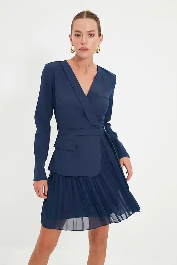 Büyük Göğüslü Kadınlar İçin İş Kıyafetlerinde Bluz ve Blazer Seçimi Rehberi