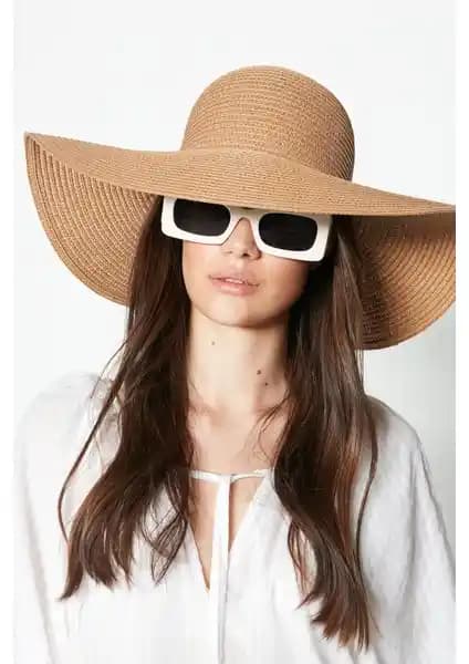 İki Plaj Şapkası Karşılaştırması: Malzeme, Tasarım ve Kullanıcı Yorumları