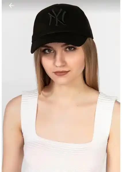 İki Spor Şapka Modelinin Özellikleri ve Kullanıcı Yorumlarıyla Karşılaştırması