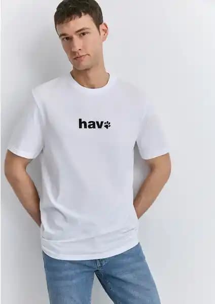 Mavi Hav Baskılı Beyaz ve Siyah Tişörtlerin Karşılaştırması: Kumaş, Tasarım ve Kullanıcı Yorumları