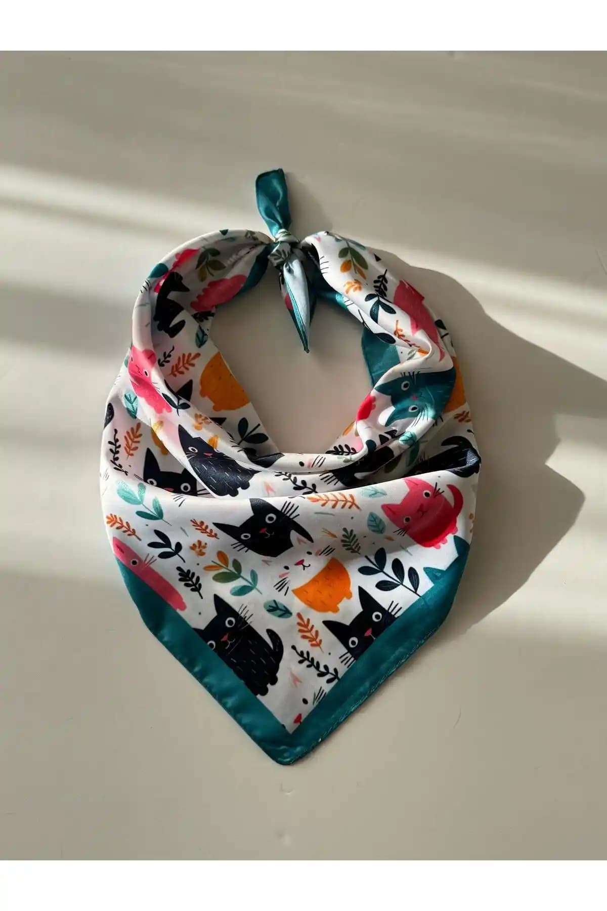 AGAPI Kedi Desenli Bandana Fular: Şık ve Çok Yönlü Moda Aksesuarı