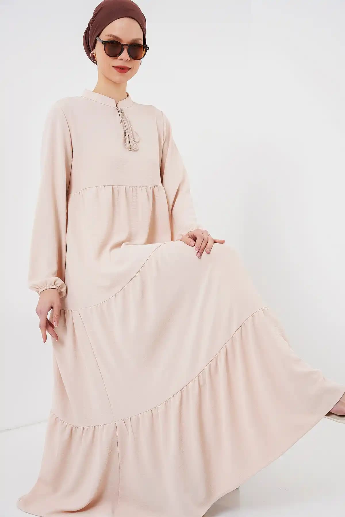 Bigdart 1627 Yaka Bağcıklı Tesettür Elbise Bej Renkli Modern Tasarım ve Konfor