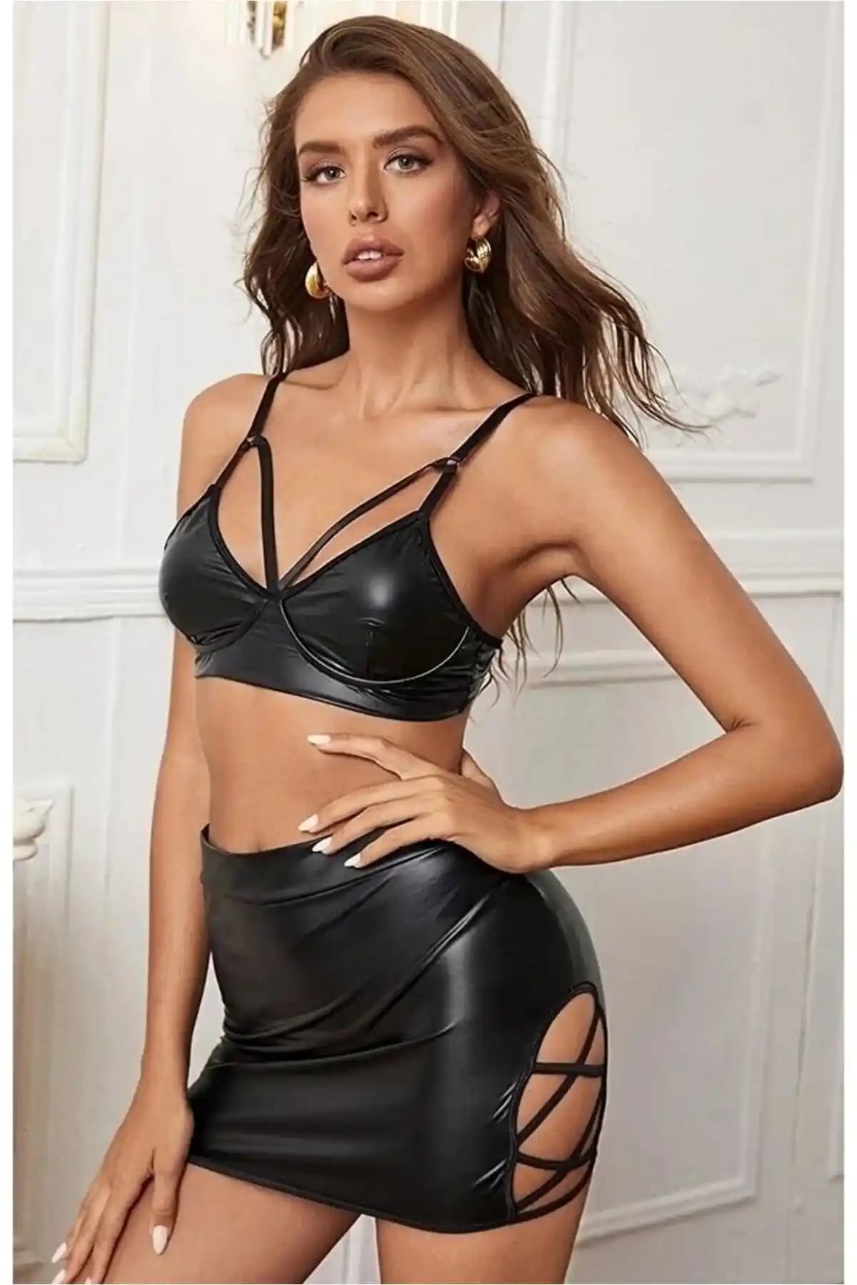 Biye Detaylı Deri Etek ve Sütyen İkili Kostüm Takımı İncelemesi