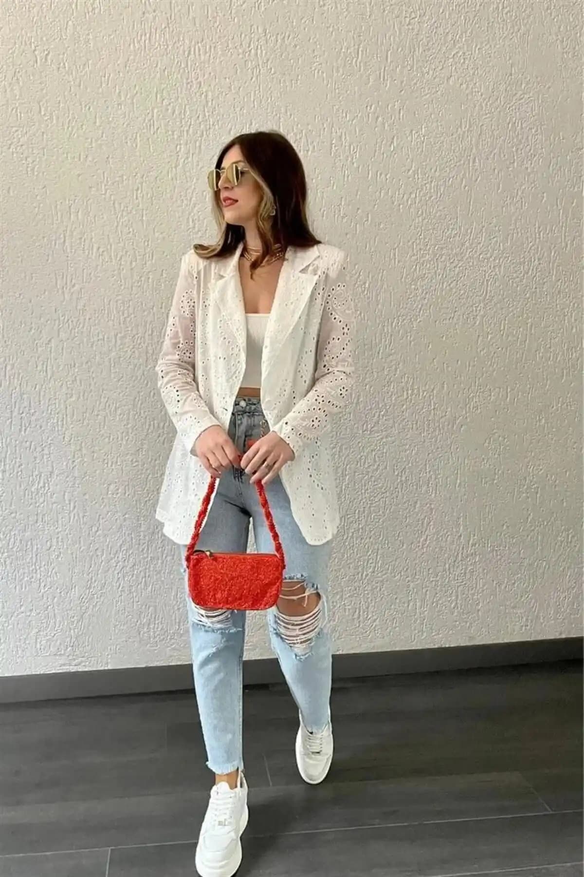 CNG Moda Güpür Mevsimlik Beyaz Ceket: Şıklık ve Fonksiyonelliğin Modern Buluşması