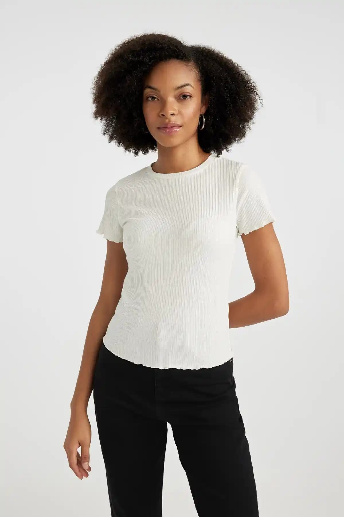 Defacto Fitted Bisiklet Yaka Basic Tişört Kadın Günlük Kullanım İçin Uygun