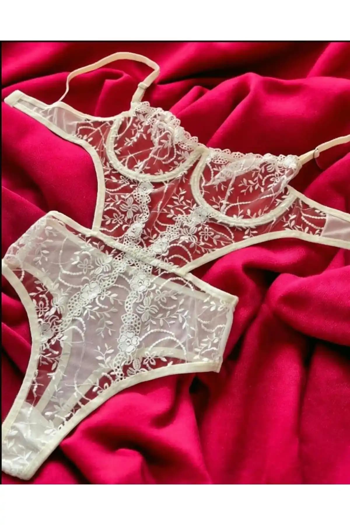 Ekrü Çiçek Desenli Sırt Dekolteli Balensiz Bodysuit: Şıklık ve Konforun Birleşimi