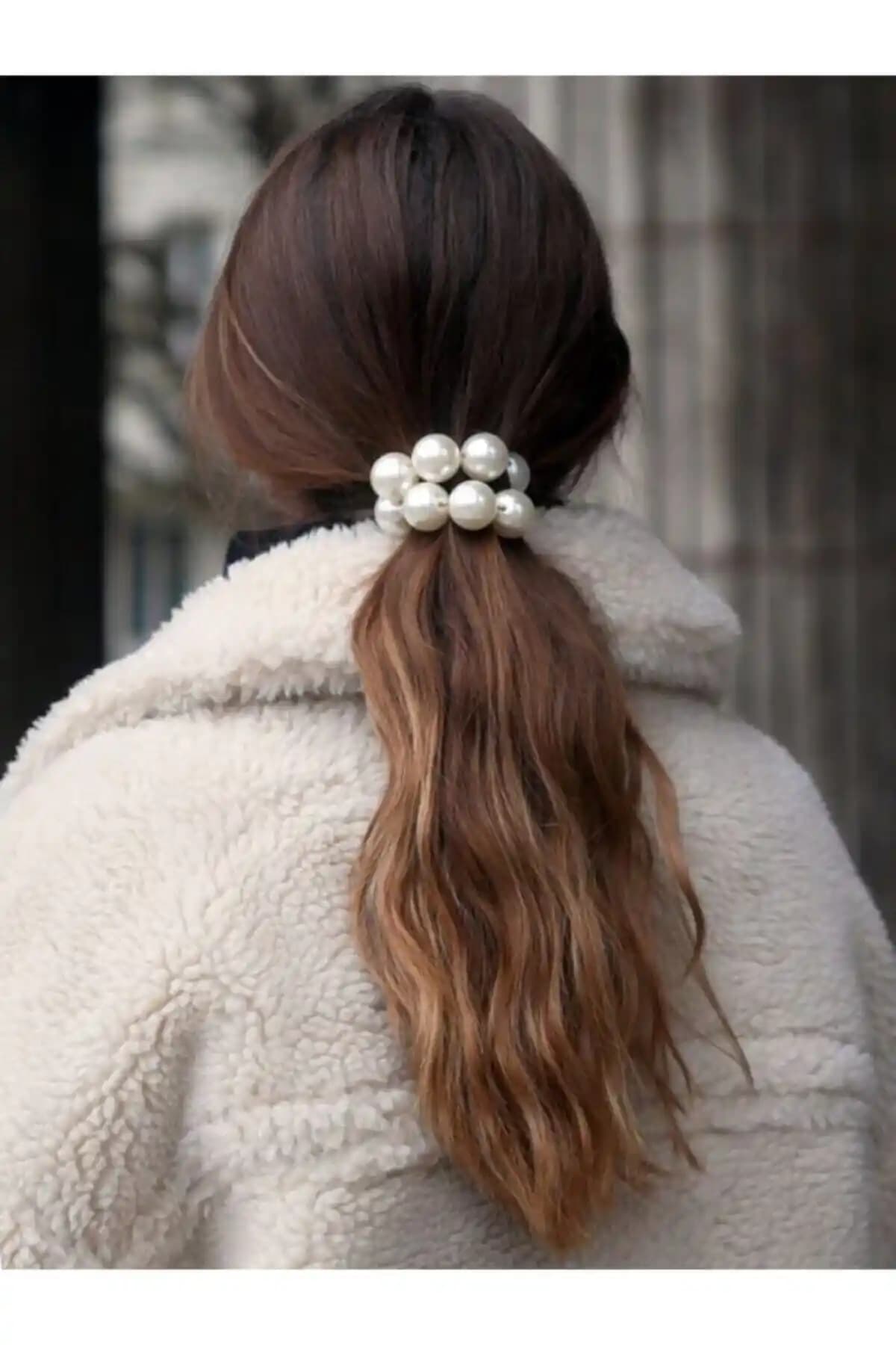 Kadın İnceli Esnek Saç Tokası: Şıklık ve Fonksiyonelliğin Birleşimi