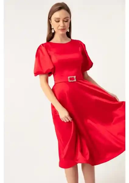 Lafaba Kadın Kırmızı Balon Kollu Taşlı Kemerli Mini Saten Abiye Elbise Özellikleri ve Tasarımı