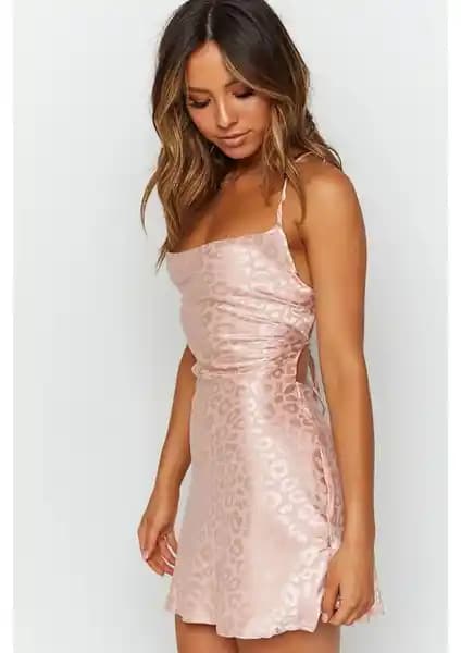 Merry See Baskılı Saten Mini Elbise Pembe: Şık ve Rahat Kullanım İçin Modern Tasarım