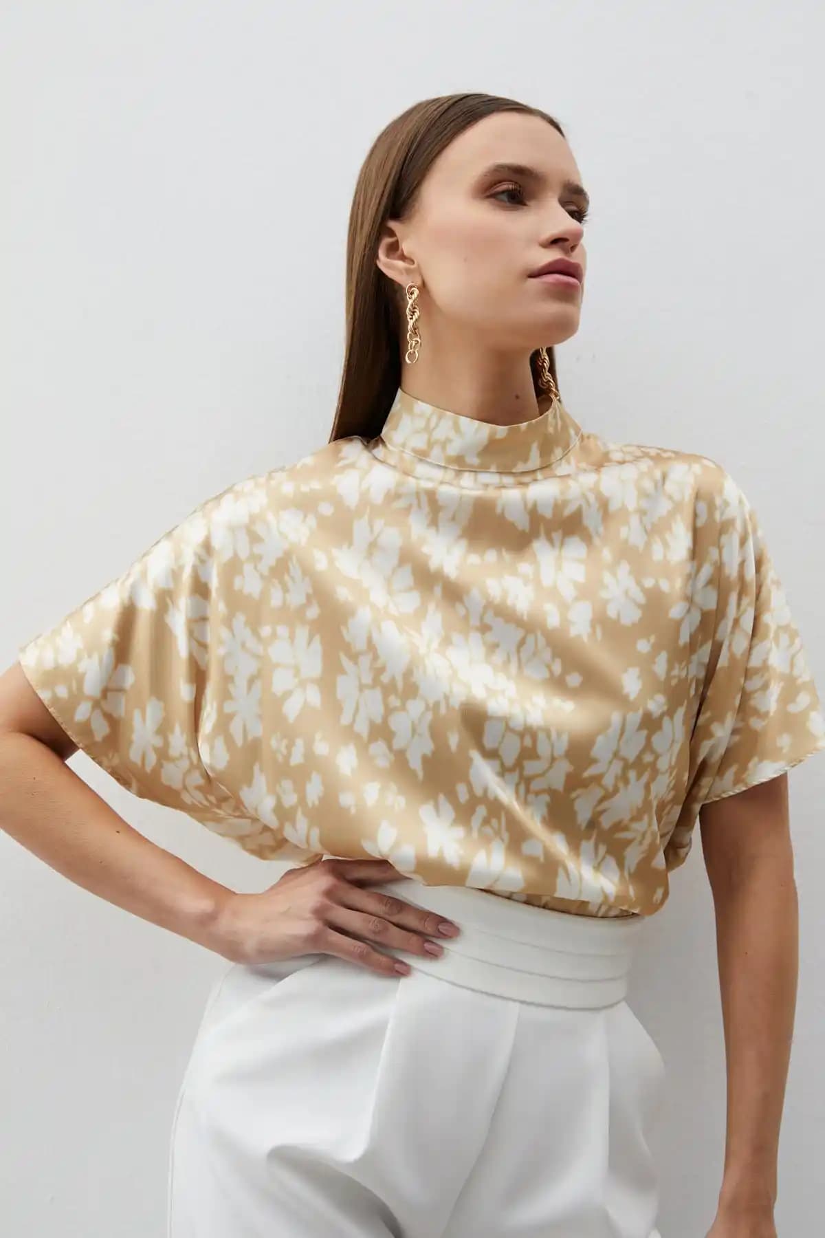 Sateen Dik Yaka Desenli Salaş Bluz Kadın Günlük Şıklık ve Konfor Sunar