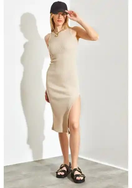 Shade markasının yırtmaçlı kaşkorse elbisesi: şıklık ve rahatlık sunan günlük kadın kıyafeti