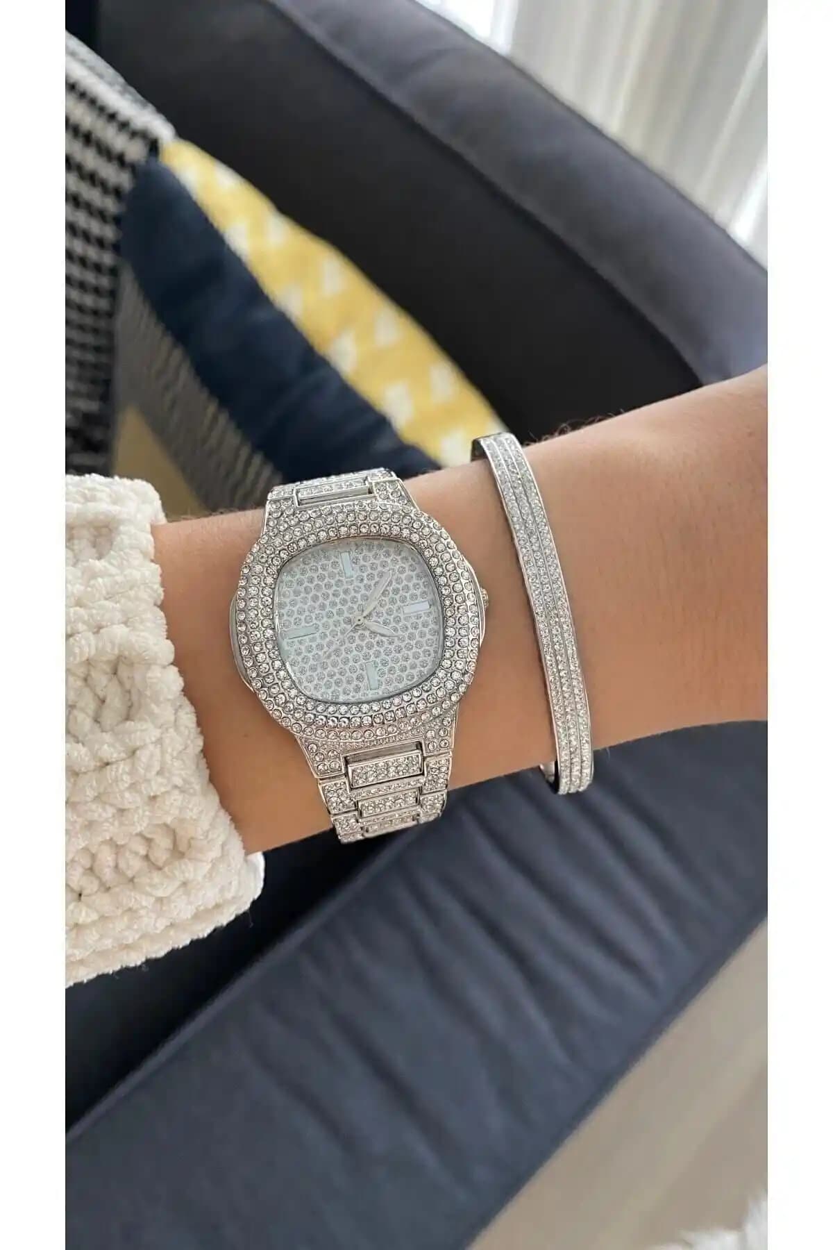 Spectrum Metal Kordonlu Taşlı Gümüş Renk Kadın Kol Saati Şıklık ve Dayanıklılığı Bir Arada Sunar