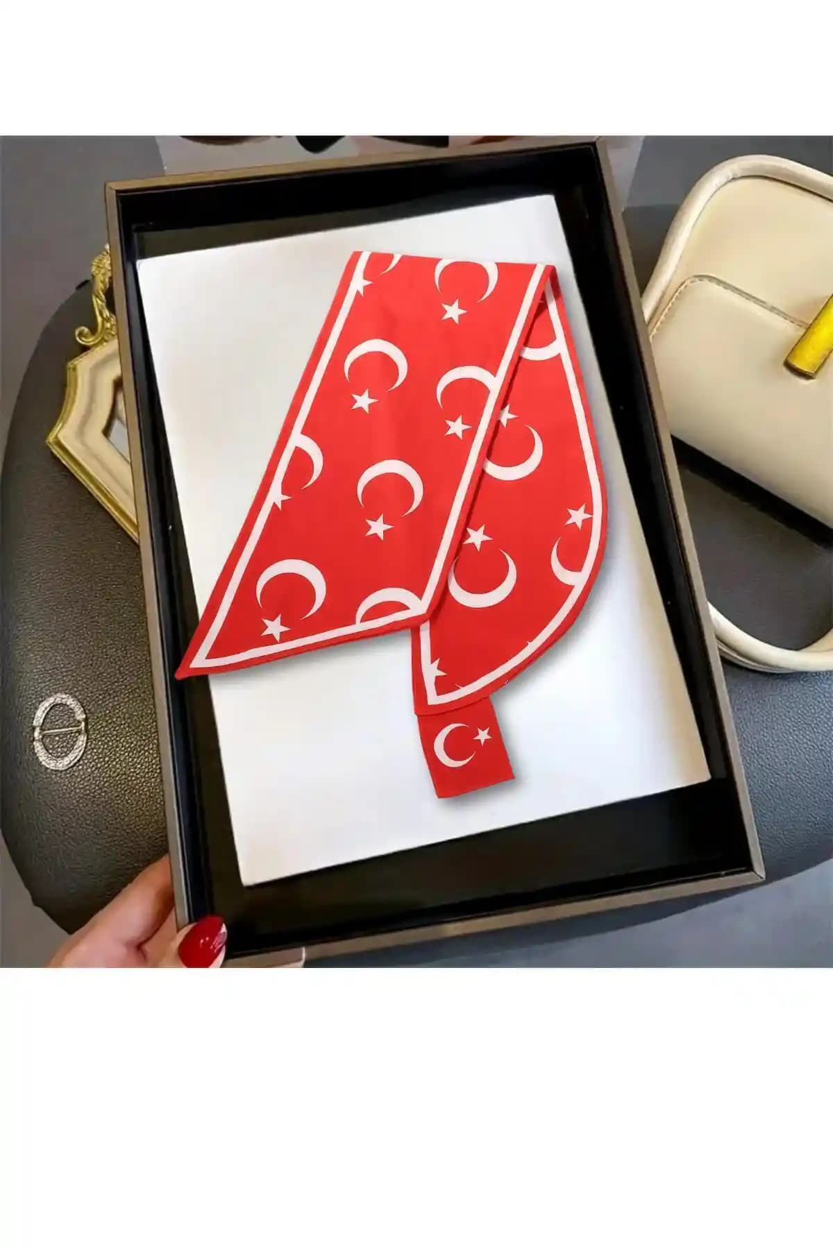 Türk Bayrağı Temalı Kadın Kravat Fularıyla Vatan Sevgini Şık Bir Şekilde İfade Et