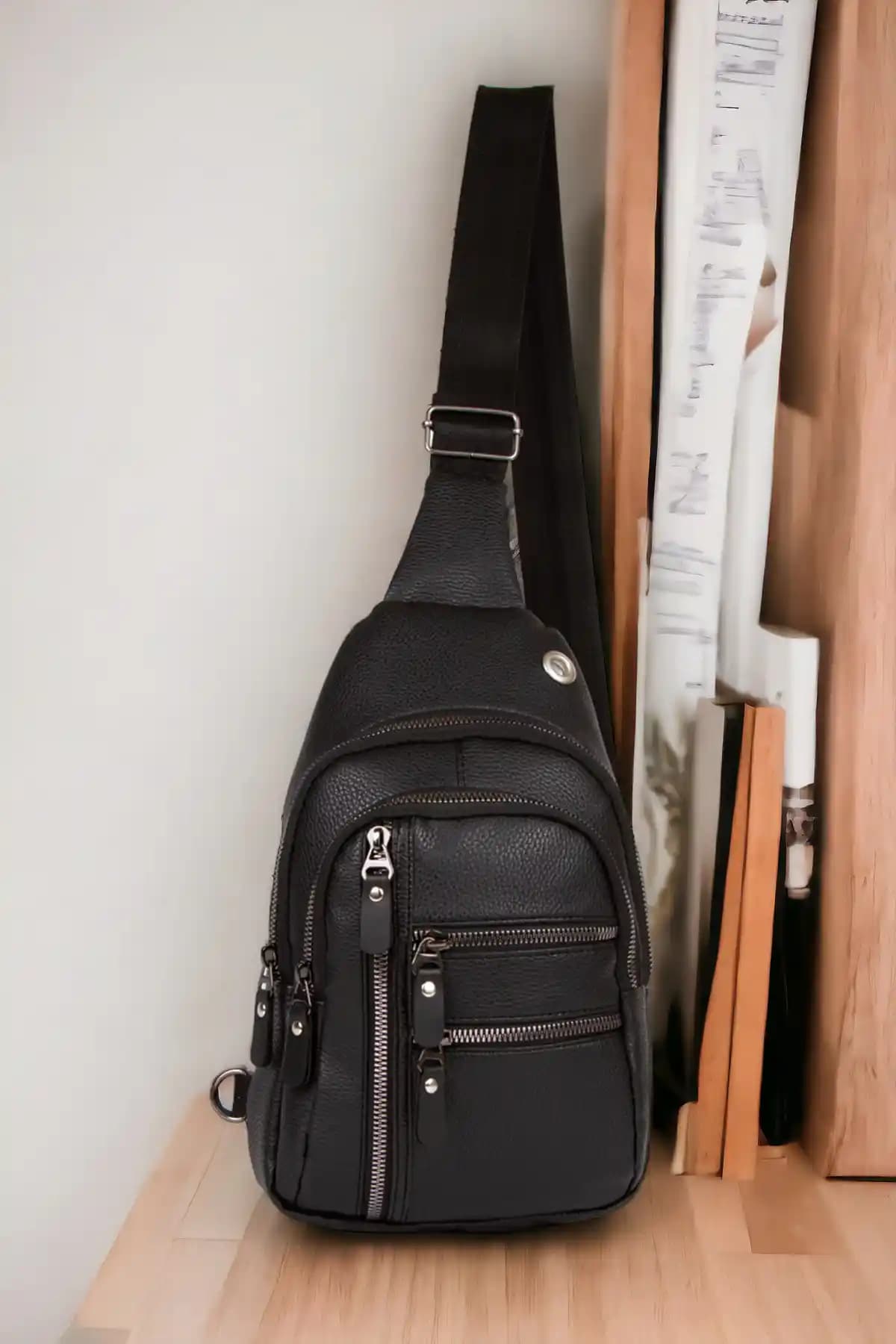 Yeni Nesil Vegan Deri Çanta: Su Geçirmez, Çok Bölmeli ve Günlük Kullanım İçin Uygun